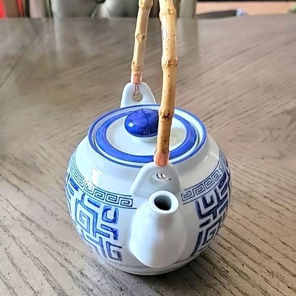 Blue and white porcelain teapot rattan handle with strainer NWT - Picture 2 of 8